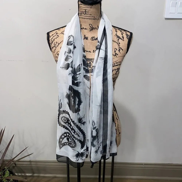 Scarf with paisley print - Picture 2 of 2